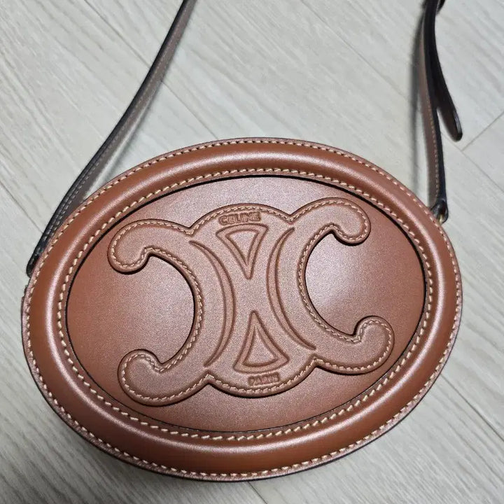 [BUNJANG] Celine Triomphe Oval Purse Tan / 셀린느 퀴르 트리옹프 오벌 펄스 탄