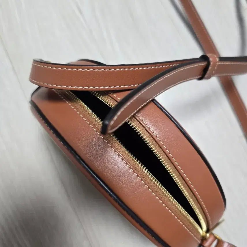 [BUNJANG] Celine Triomphe Oval Purse Tan / 셀린느 퀴르 트리옹프 오벌 펄스 탄