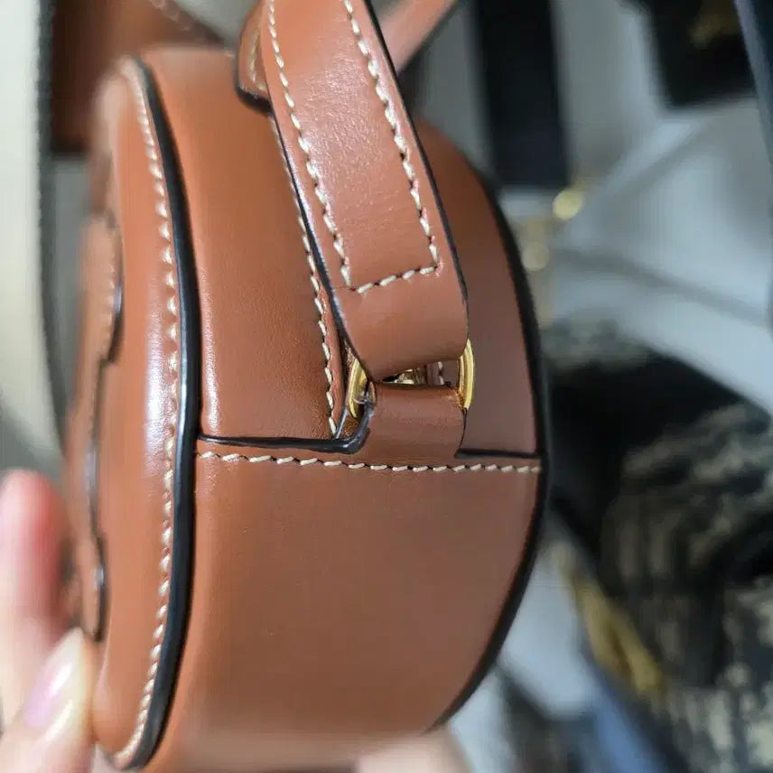 [BUNJANG] Celine Triomphe Oval Purse Tan / 셀린느 퀴르 트리옹프 오벌 펄스 탄