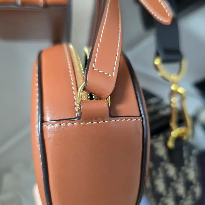 [BUNJANG] Celine Triomphe Oval Purse Tan / 셀린느 퀴르 트리옹프 오벌 펄스 탄