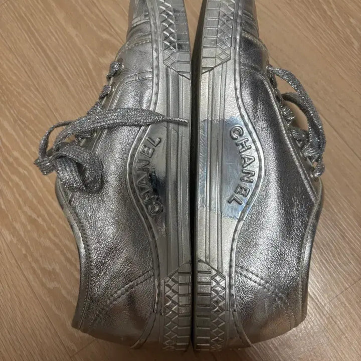 [BUNJANG] CHANEL Leather Silver Sneakers / CHANEL 샤넬 레더 실버 스니커즈 39.5