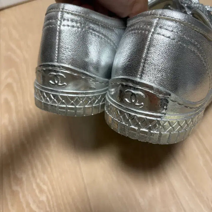[BUNJANG] CHANEL Leather Silver Sneakers / CHANEL 샤넬 레더 실버 스니커즈 39.5