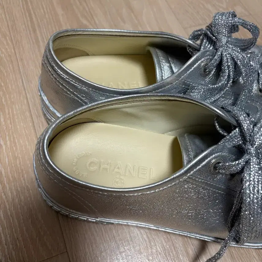 [BUNJANG] CHANEL Leather Silver Sneakers / CHANEL 샤넬 레더 실버 스니커즈 39.5