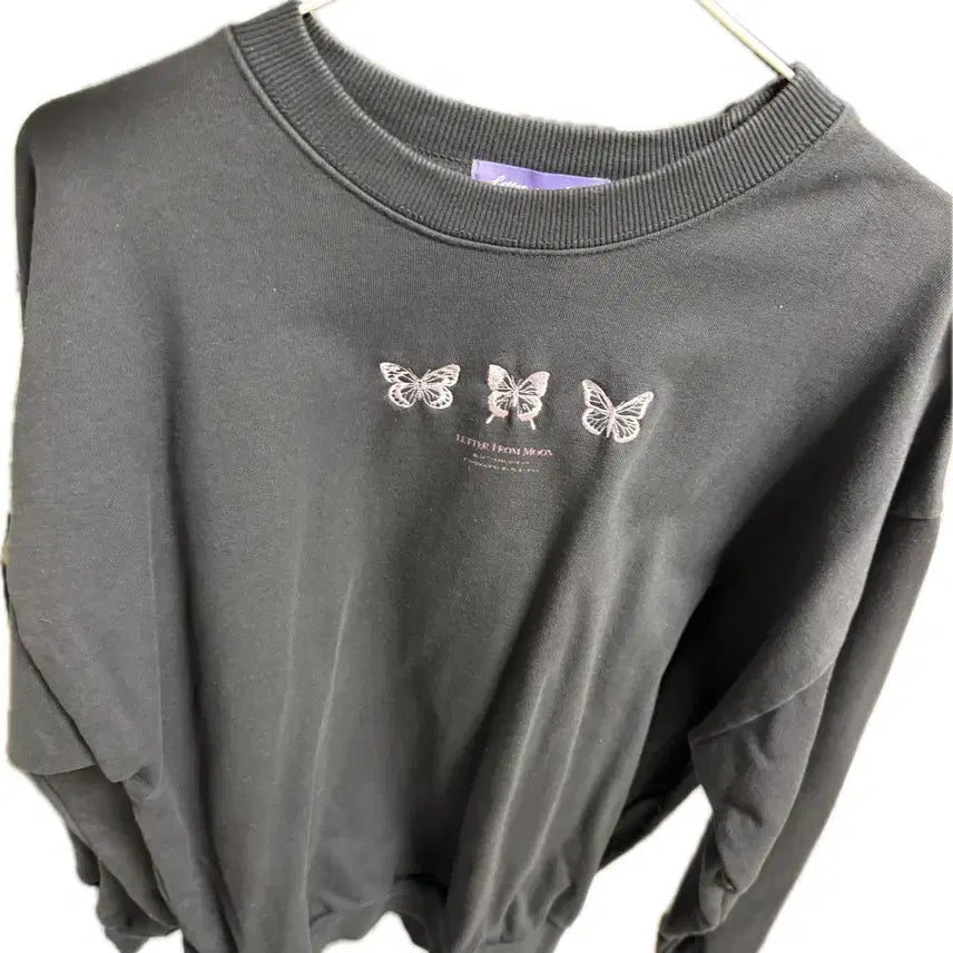 [BUNJANG] Letter From Moon Butterfly Embroidered Sweatshirt Black / 레터프롬문 나비 자수 맨투맨 블랙