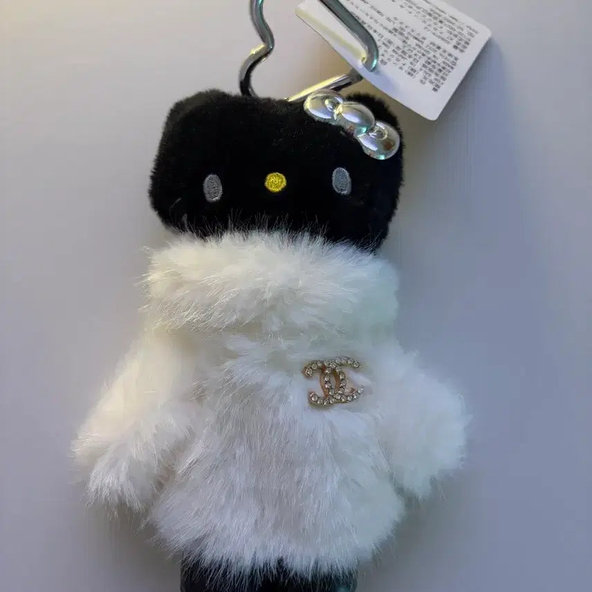 [BUNJANG] Hello Kitty Chanel White Fur Mink Keyring / (새상품) 롱다리 키티 샤넬 화이트 퍼 밍크 키링 인형