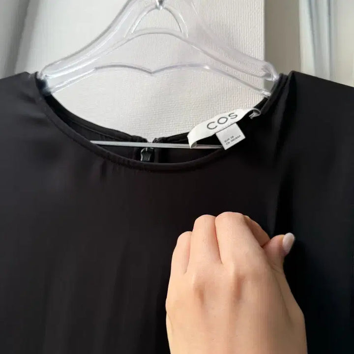[SOLD OUT] COS 코스 블랙 새틴 가오리핏 원피스_EUR 36