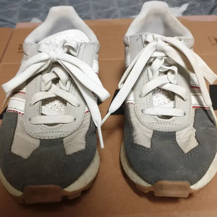 [BUNJANG] Adidas Retropy E5 Gray White Sneakers (220) / 아디다스 레트로피 E5 그레이 화이트 스니커즈 (220)