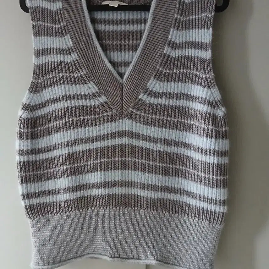 [BUNJANG] COS V-Neck Striped Knit Vest / 코스 브이넥 스트라이프 니트 조끼
