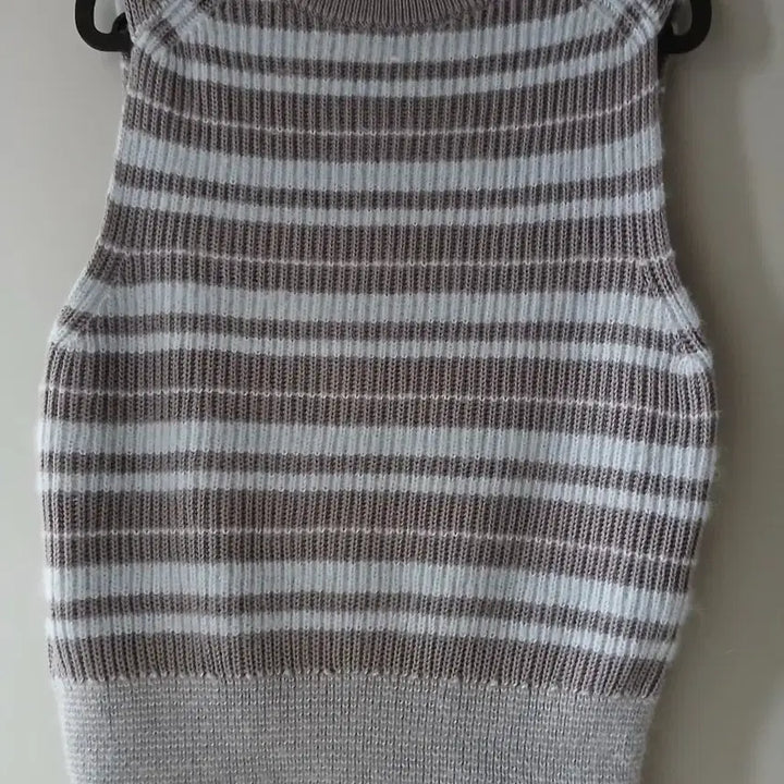 [BUNJANG] COS V-Neck Striped Knit Vest / 코스 브이넥 스트라이프 니트 조끼