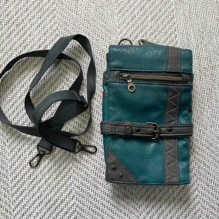 [BUNJANG] Goa Y2K Vintage Leather Mini Utility Bag / 빈티지 카라비너 레더 미니 유틸리티 백 y2k  goa J04085