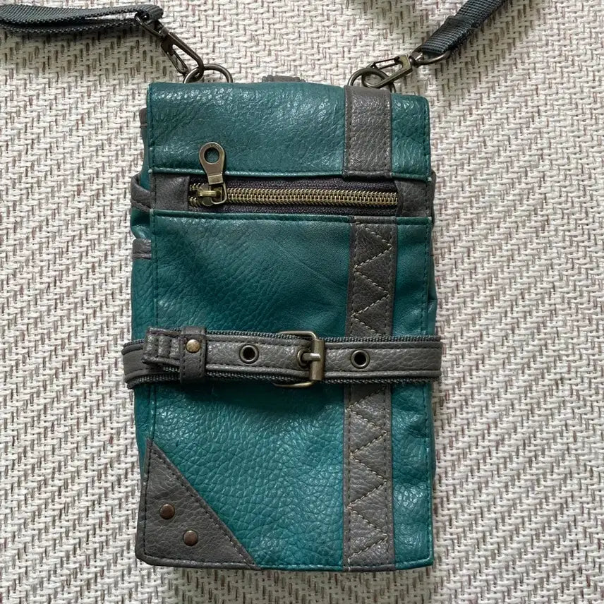 [BUNJANG] Goa Y2K Vintage Leather Mini Utility Bag / 빈티지 카라비너 레더 미니 유틸리티 백 y2k  goa J04085