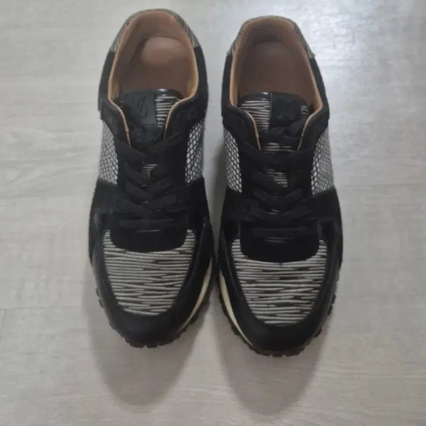 [BUNJANG] Louis Vuitton Run Away Sneakers Black White 36 / 루이비통 런어웨이 스니커즈 블랙 화이트 키높이 운동화 36 37 240