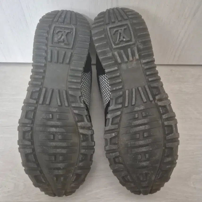 [BUNJANG] Louis Vuitton Run Away Sneakers Black White 36 / 루이비통 런어웨이 스니커즈 블랙 화이트 키높이 운동화 36 37 240