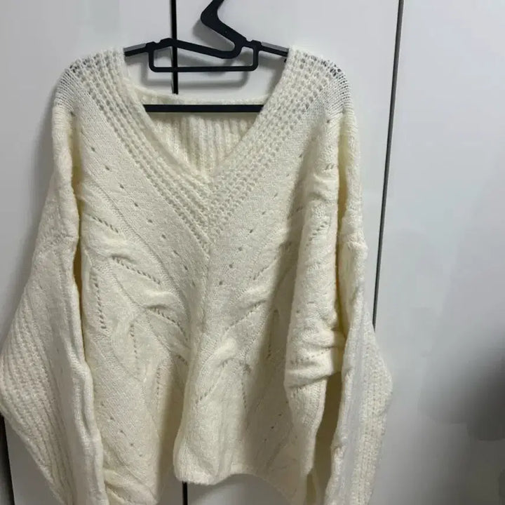 [BUNJANG] Ivory V-Neck Cable Knit Sweater / 아이보리 브이넥 니트 꽈배기 패턴