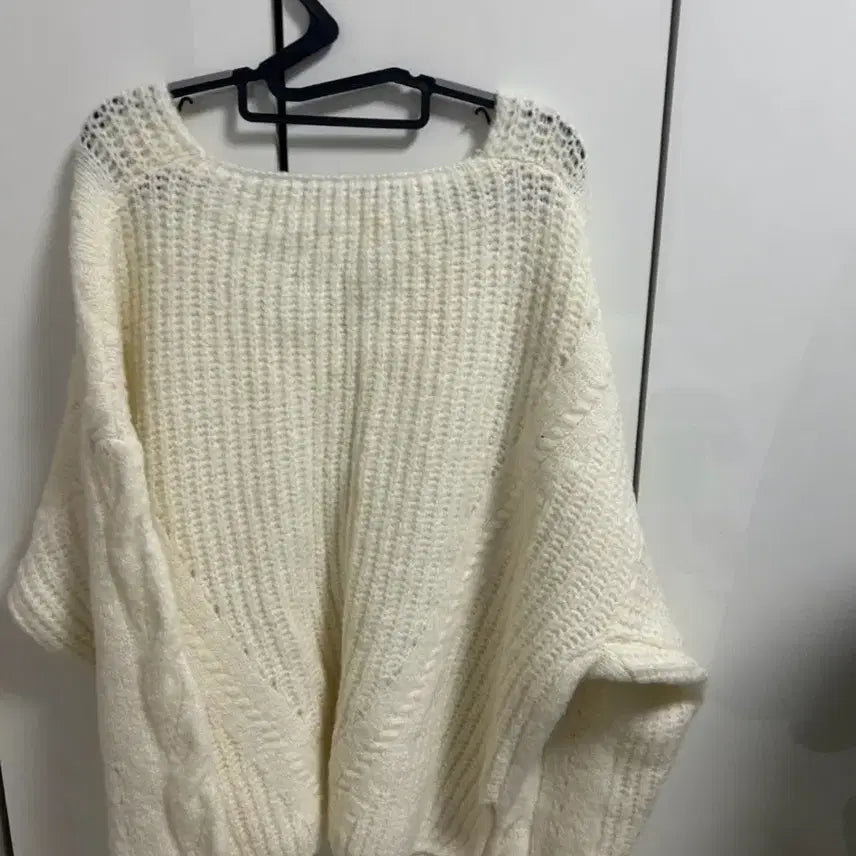 [BUNJANG] Ivory V-Neck Cable Knit Sweater / 아이보리 브이넥 니트 꽈배기 패턴