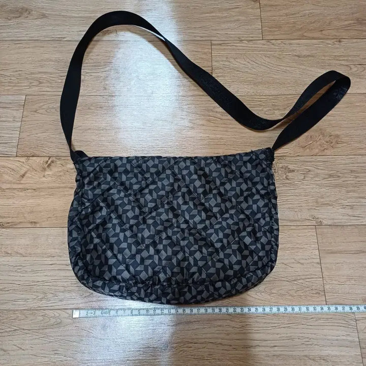 [BUNJANG] Patterned Quilted Crossbody Bag / 패턴 퀼팅 크로스백