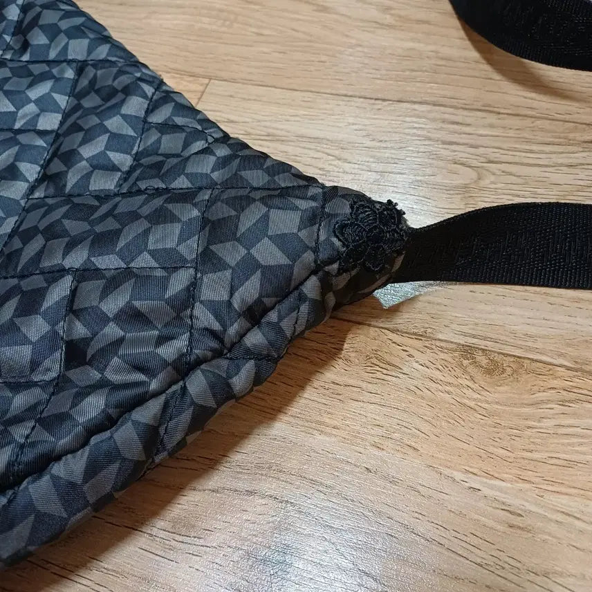 [BUNJANG] Patterned Quilted Crossbody Bag / 패턴 퀼팅 크로스백