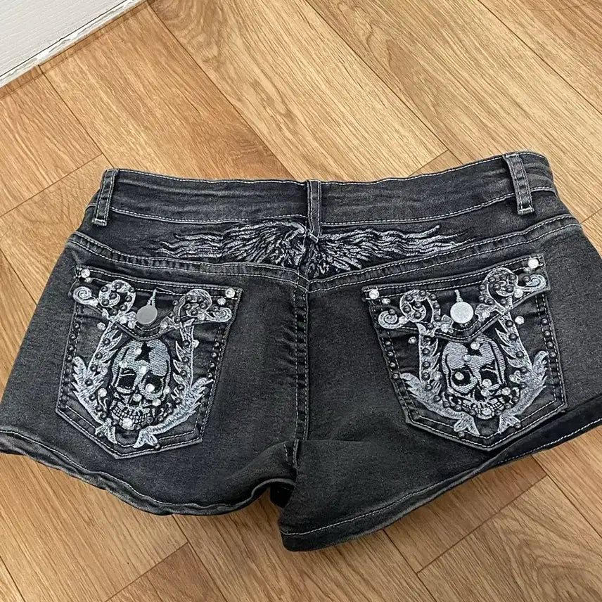 [BUNJANG] Skull Embroidery Black Denim Hot Pants / 해골 스컬 자수 블랙 데님 핫팬츠 팝니다