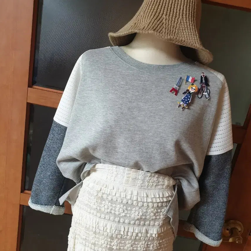 [BUNJANG] Color-Blocked Sleeve Sweatshirt + 4 Embroidered Brooches Set / (새제품)배색소매 맨투맨+자수브로치 4종