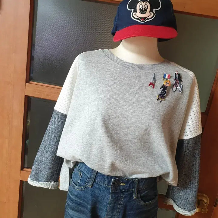 [BUNJANG] Color-Blocked Sleeve Sweatshirt + 4 Embroidered Brooches Set / (새제품)배색소매 맨투맨+자수브로치 4종