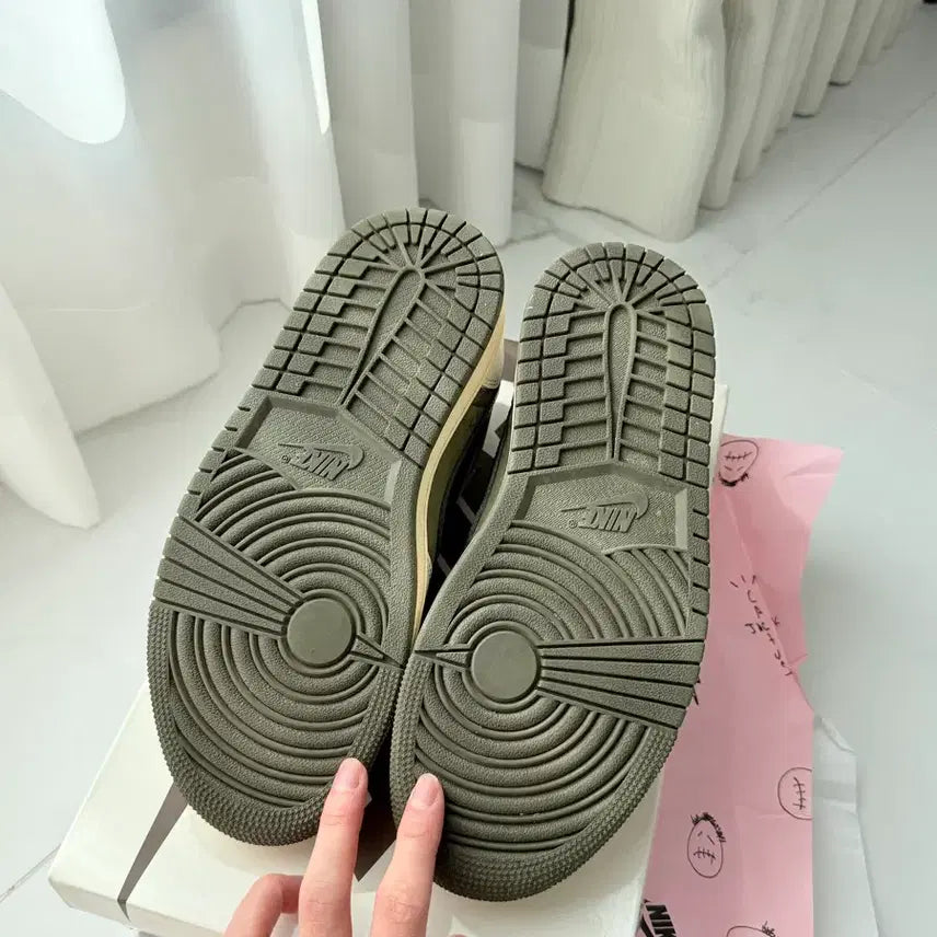 [BUNJANG] Nike Air Jordan 1 Travis Scott Reverse Olive Sneakers / 나이키 에어조던1 트래비스 스캇 리버스 올리브