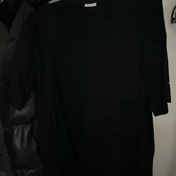 [BUNJANG] T SHIRTS Black T-Shirt (M) / T SHIRTS 블랙 티셔츠 공용 M