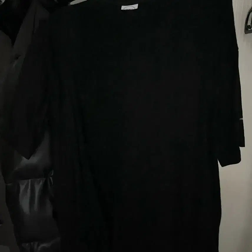 [BUNJANG] T SHIRTS Black T-Shirt (M) / T SHIRTS 블랙 티셔츠 공용 M