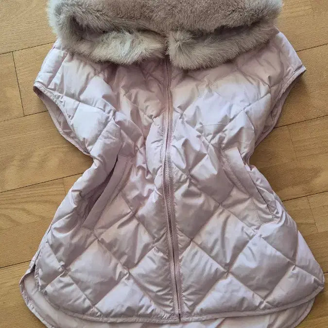 [BUNJANG] Saga Fur Hooded Goose Down Vest / 사가퍼 후드 구스 패딩 베스트 새상품