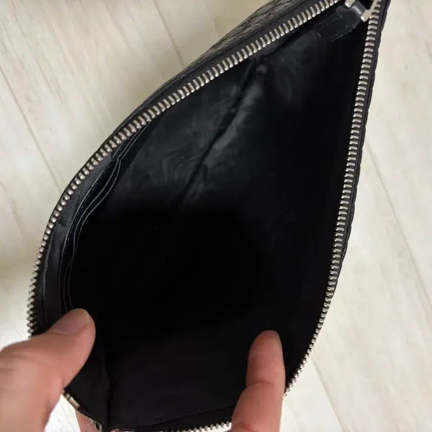 [BUNJANG] Gucci Microguccissima Leather Strap Clutch Bag / 구찌 마이크로시마 스트랩 래더 클러치백