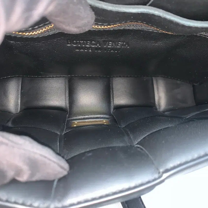 [BUNJANG] Bottega Veneta Padded Cassette Bag Black / 267000584 보테가 베네타 패디드 카세트백 블랙