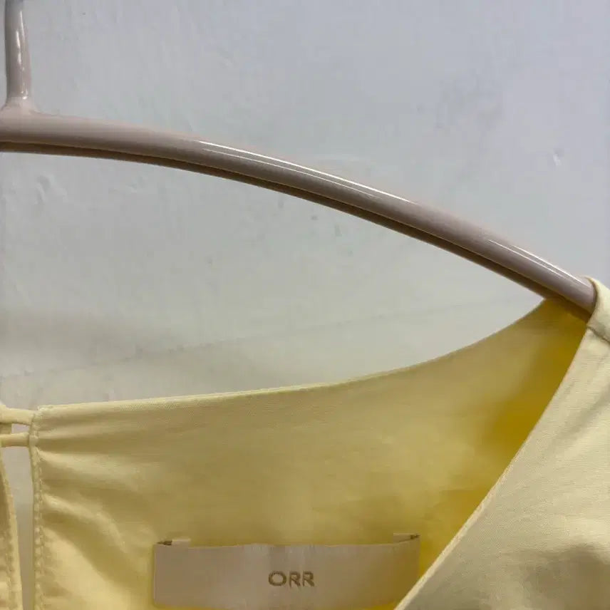 [BUNJANG] ORR Shring Volume Puff Sleeve Blouse Yellow / 오르(ORR) 셔링 볼륨 퍼프 슬리브 블라우스 옐로우