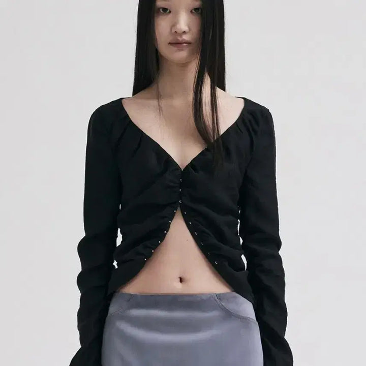 [BUNJANG] Kilo Shirring Hook Blouse Black / Kilo 카일로 셔링 후크 블라우스 블랙