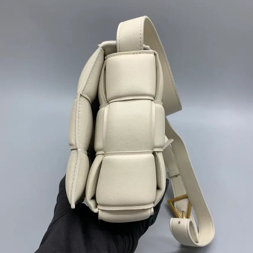 [BUNJANG] Bottega Veneta Padded Cassette Bag White / 267000586 보테가 베네타 패기드 카세트백 화이트