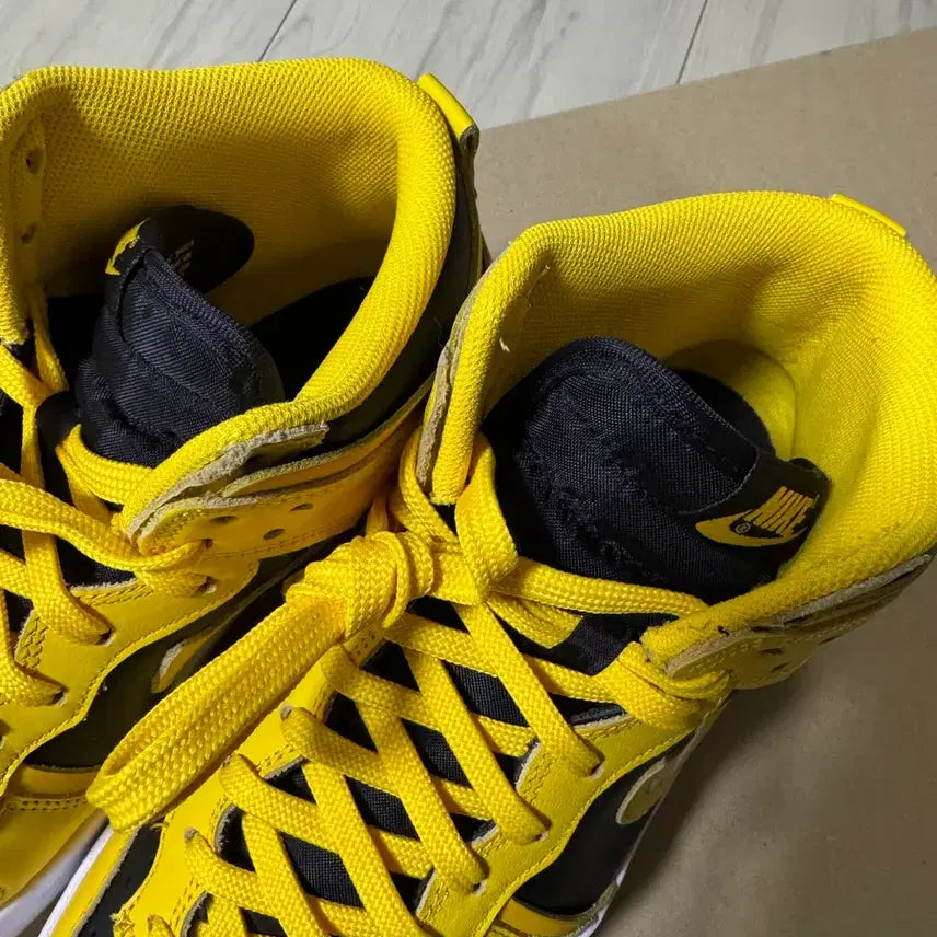 [BUNJANG] Nike Dunk High Up Black and Varsity Maize Sneakers / 나이키 덩크 하이 업 블랙 앤 바시티 메이즈