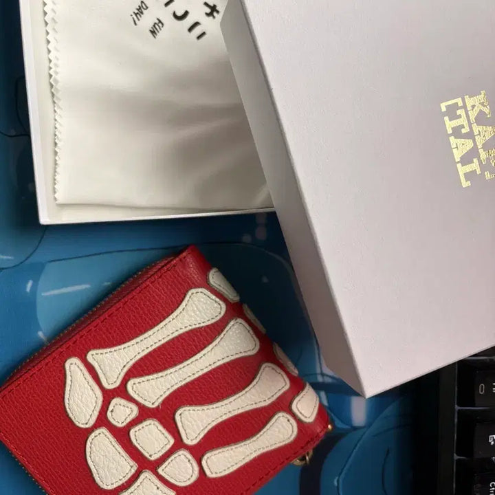 [BUNJANG] Capital Thumbs Up Bone Hand Zip Wallet Red / 캐피탈 떰즈 업 본 핸드 집 월렛 레드
