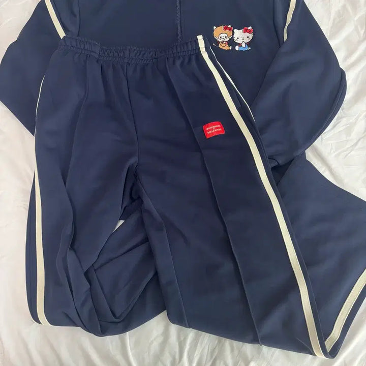 [BUNJANG] Monchhichi Hello Kitty Training Set / 몬치치 헬로키티 콜라보 키티 트레이닝 집업 바지 세트
