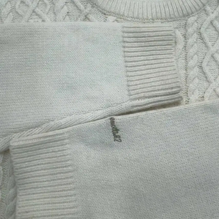 [BUNJANG] GU Heart Cable Knit Sweater / GU 하트 케이블 아이보리 니트/하트짜임 라운드 스웨터/데일리룩