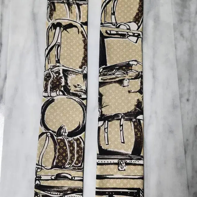 [BUNJANG] Louis Vuitton Trunk Monogram Bando Scarf / 루이비통의 트렁크 모노그램 방도 스카 프(모델명: M73964)입니다.