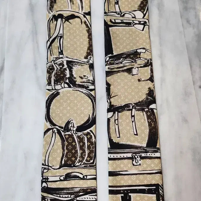 [BUNJANG] Louis Vuitton Trunk Monogram Bando Scarf / 루이비통의 트렁크 모노그램 방도 스카 프(모델명: M73964)입니다.