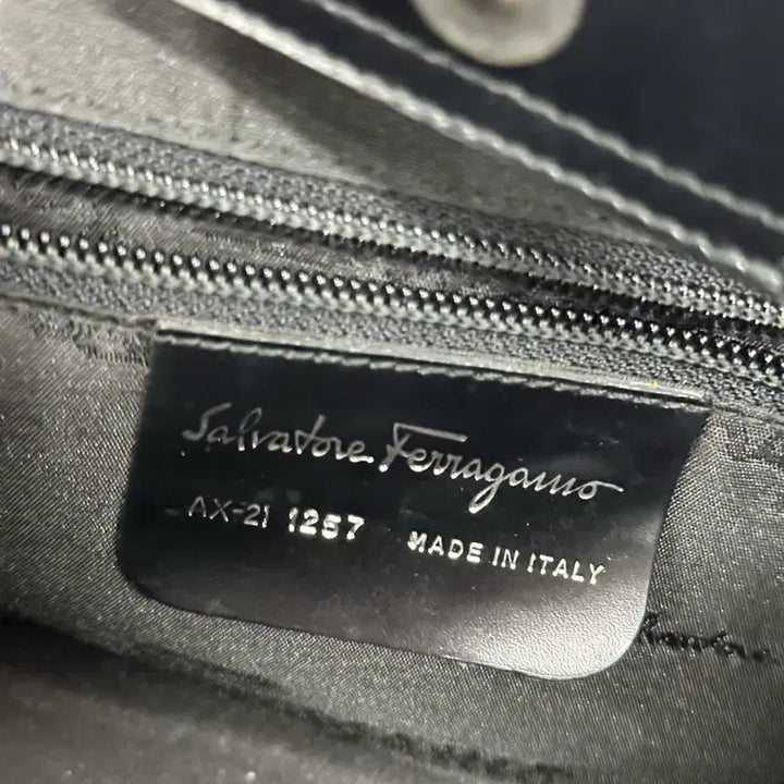 [BUNJANG] Salvatore Ferragamo Gancini Leather Handbag / ( 정품 ) 페라가모 간치니 레더 핸드