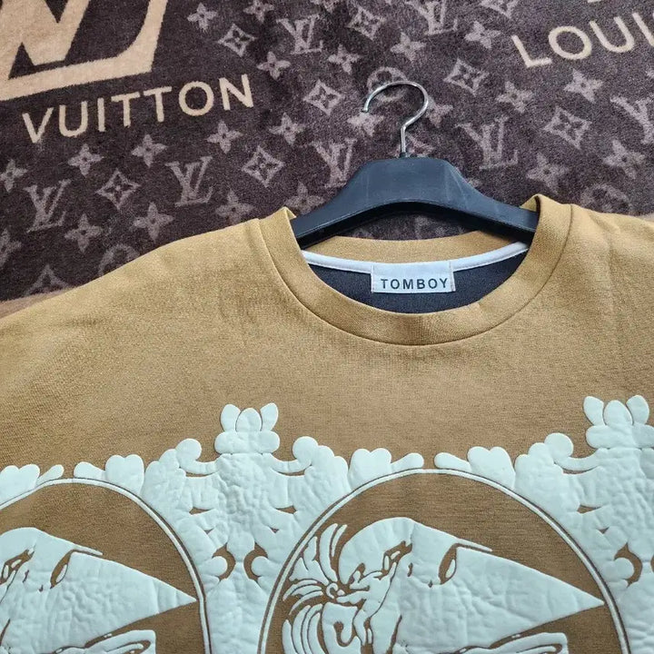 [BUNJANG] Tomboy Brown Embossed Crop Short Sleeve T-Shirt / 택포)톰보이 -브라운 엠보 크롭 반팔 티셔츠