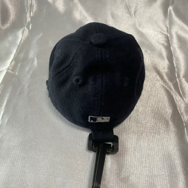 [BUNJANG] New Era MLB Ball Cap with Minor Wear / 뉴에라 MLB 볼캡 파우치