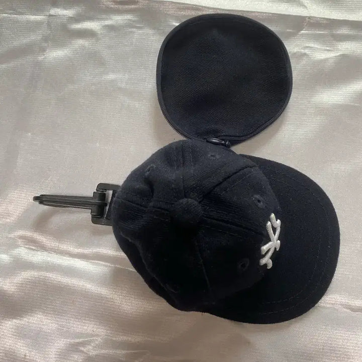 [BUNJANG] New Era MLB Ball Cap with Minor Wear / 뉴에라 MLB 볼캡 파우치