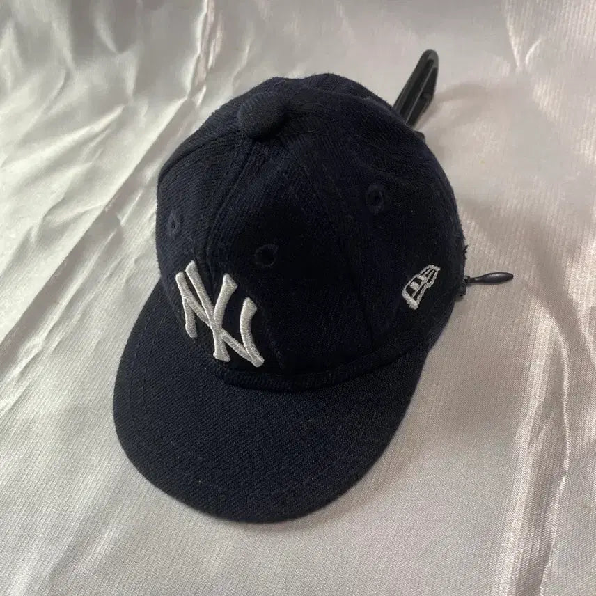 [BUNJANG] New Era MLB Ball Cap with Minor Wear / 뉴에라 MLB 볼캡 파우치