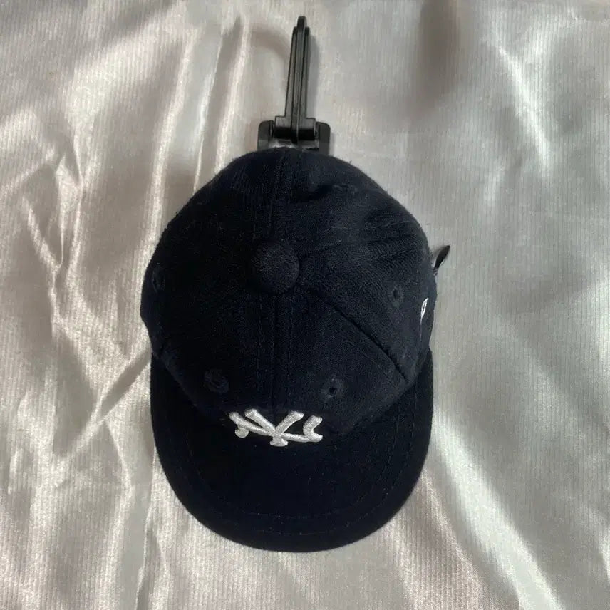 [BUNJANG] New Era MLB Ball Cap with Minor Wear / 뉴에라 MLB 볼캡 파우치