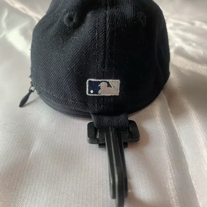 [BUNJANG] New Era MLB Ball Cap with Minor Wear / 뉴에라 MLB 볼캡 파우치