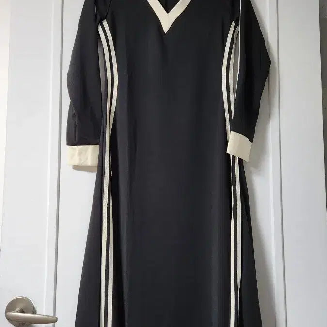 [BUNJANG] Black and Ivory V-neck Long Dress / 블랙 배색 라인 롱 원피스 새상품