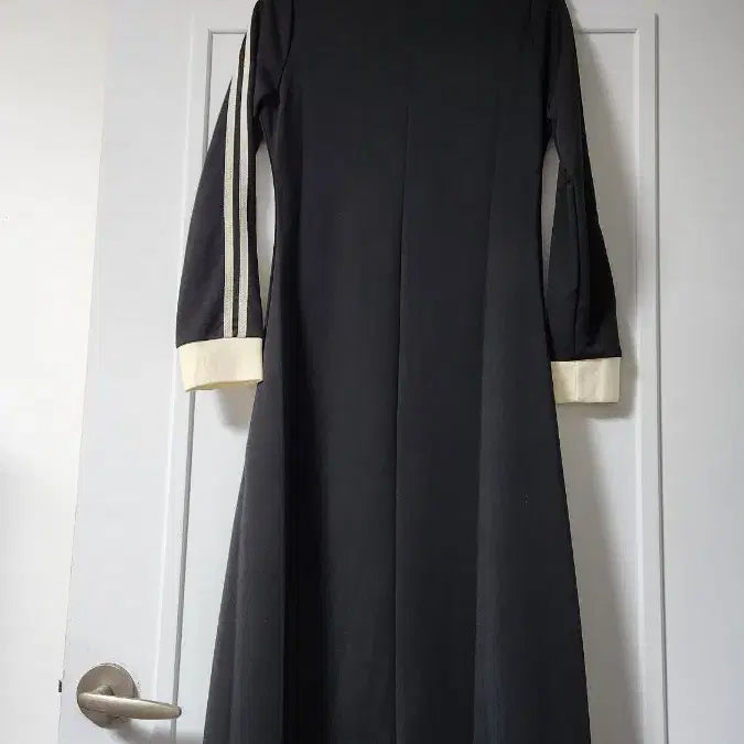 [BUNJANG] Black and Ivory V-neck Long Dress / 블랙 배색 라인 롱 원피스 새상품