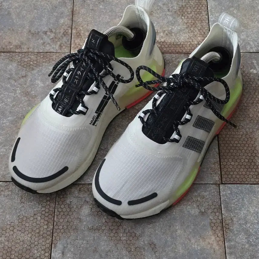 [BUNJANG] Adidas NMD V3 Crystal White Sneakers / (250)아디다스 nmd v3 크리스탈 화이트 스니커즈