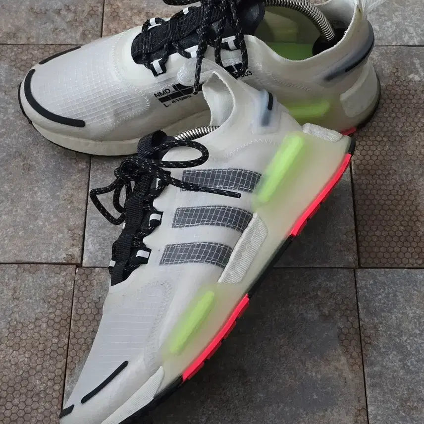 [BUNJANG] Adidas NMD V3 Crystal White Sneakers / (250)아디다스 nmd v3 크리스탈 화이트 스니커즈